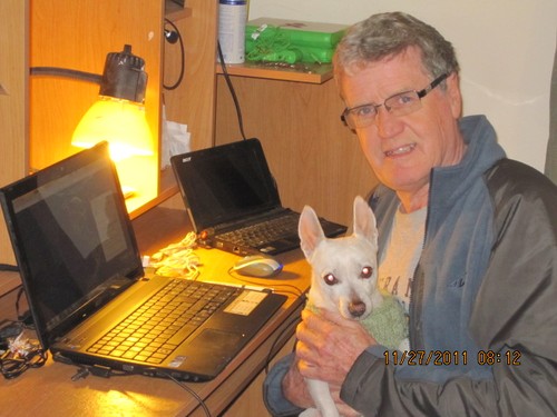 Paul Higgins and his dog Whitey who helps with programming ©  SW